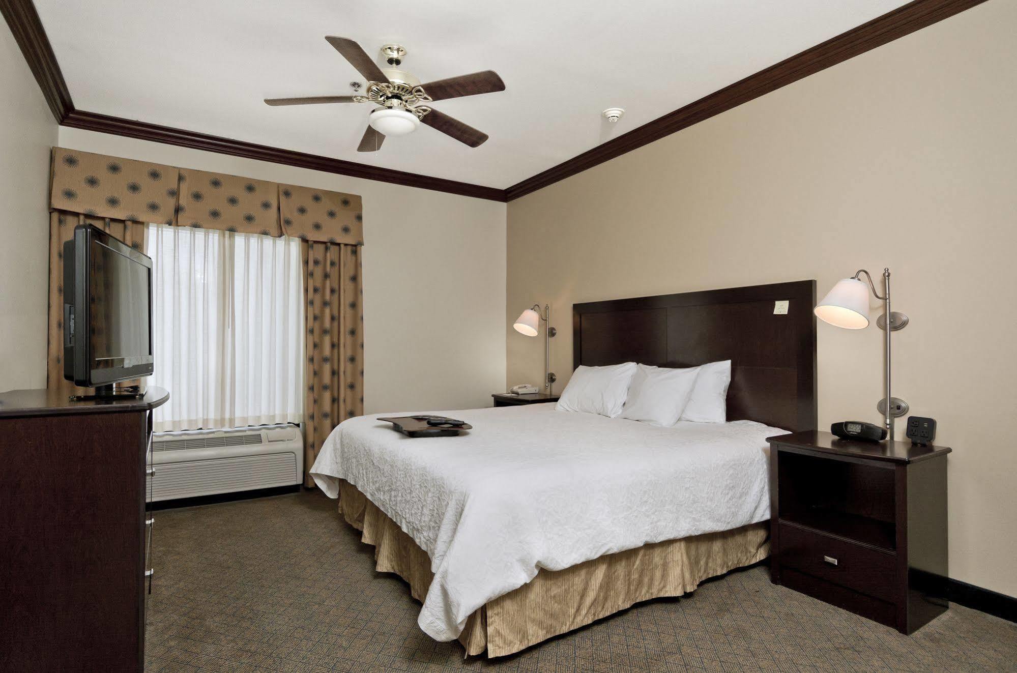 Hampton Inn אשבורו מראה חיצוני תמונה